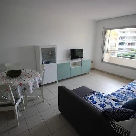 Sea View - Sleeps 4 - Swimming Pool - Parking * Antibes